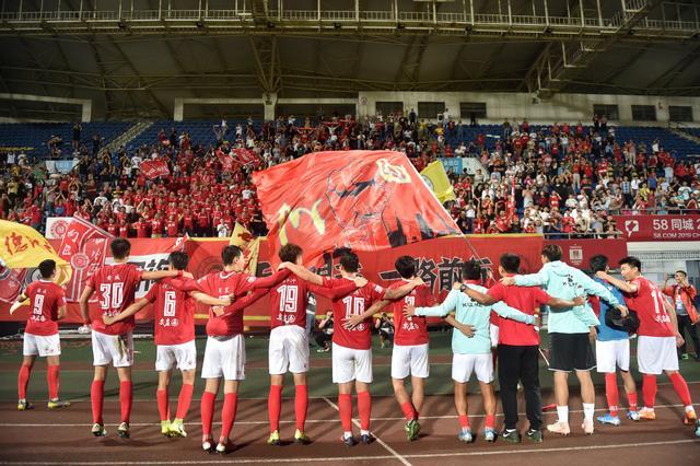 湖人球员通道签名小孩实为工作人员安排