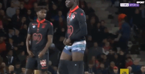 贝林厄姆留言调侃古德利抱得太紧，后者回应：确实过了（贝林厄姆调侃古德利拥抱用力过猛，古德利回应：确实有点过）