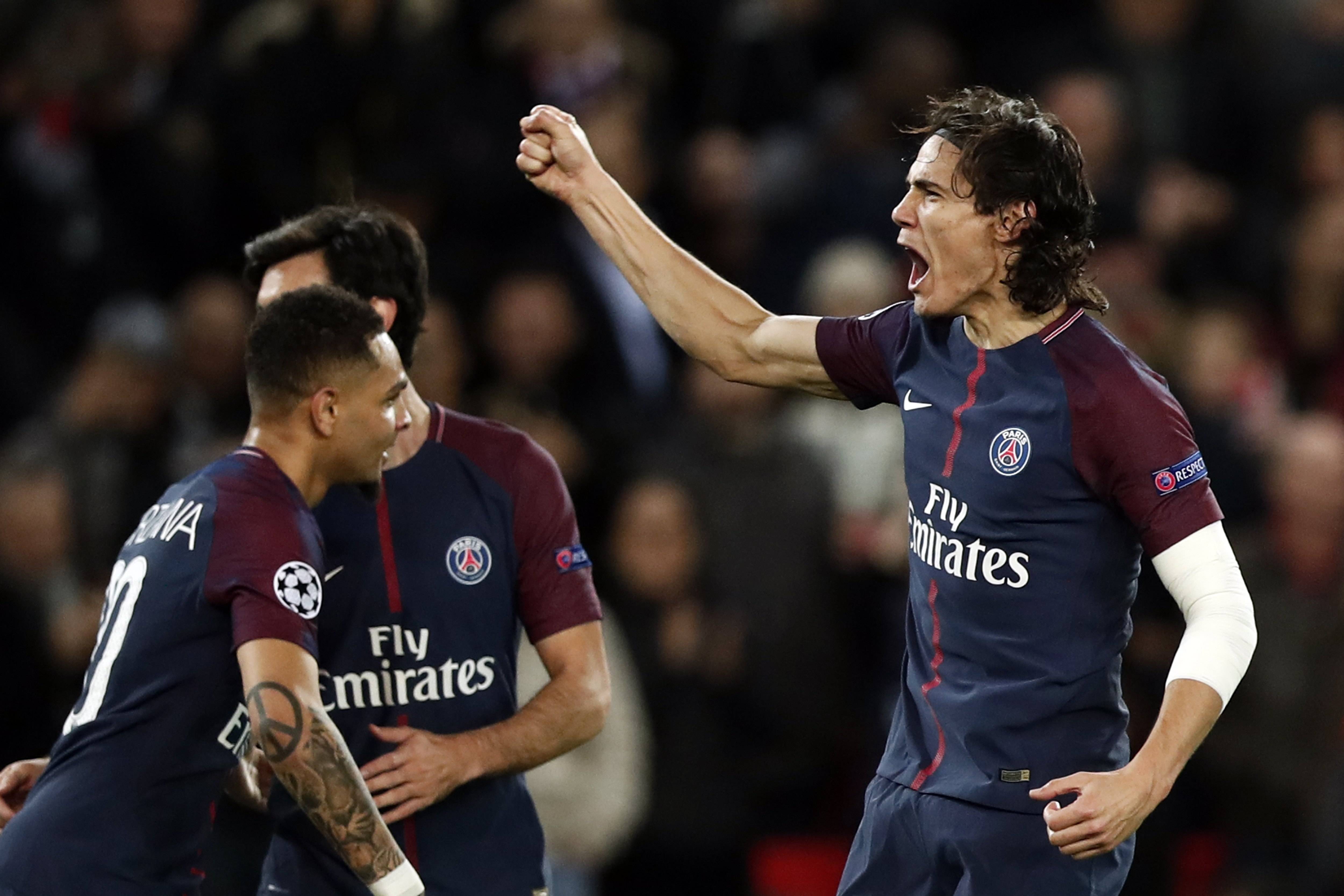 曼联、利物浦近五轮各1胜，英超积分榜曼联积22分，领先利物浦。（英超近五轮曼联与利物浦各仅一胜，曼联22分暂压利物浦）