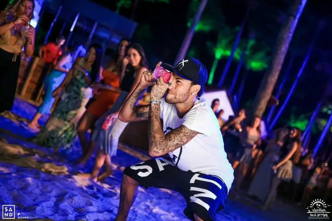 英超：曼联客场2-1战胜莱斯特城（英超：曼联客场2比1小胜莱斯特城）