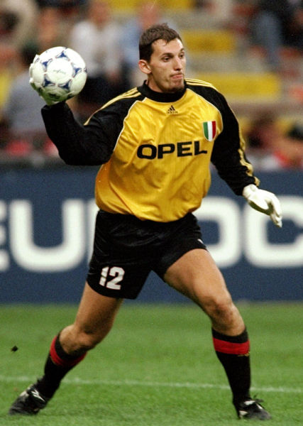 意媒：梅努是那不勒斯中场引援首选，备选方案包括弗拉泰西