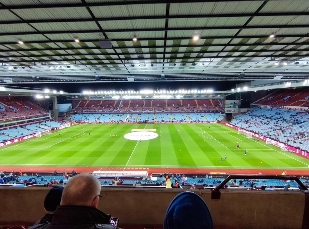 足球国足忙碌备战，训练场加练至夜晚