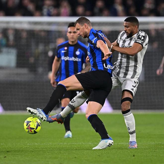 巴萨遭遇危险对手！法兰克福进攻凶猛防守漏洞百出，欧冠生死战提前上演