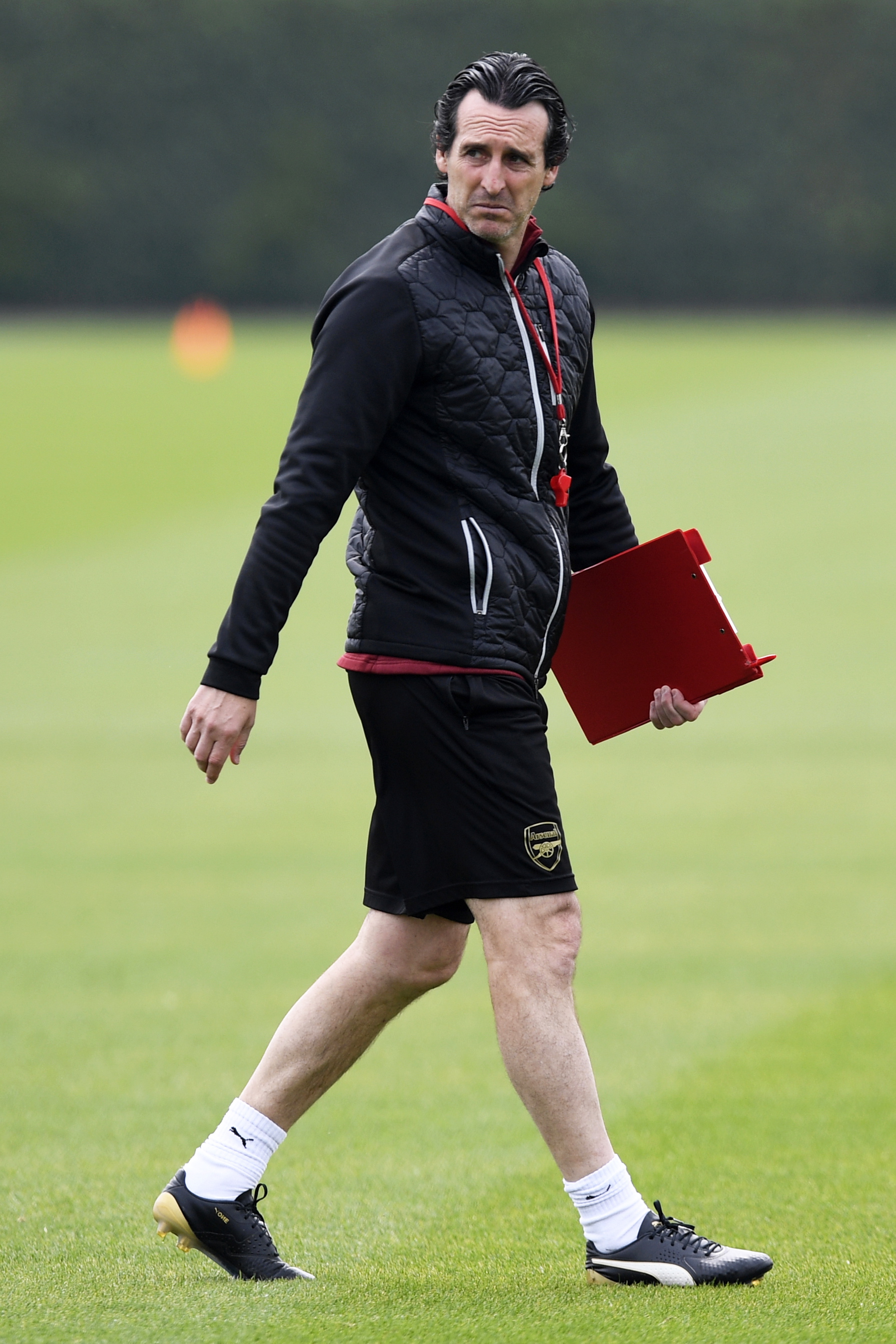 奥莱报：迪马利亚壁画遭到涂污，青训教练指责罗萨里奥球迷